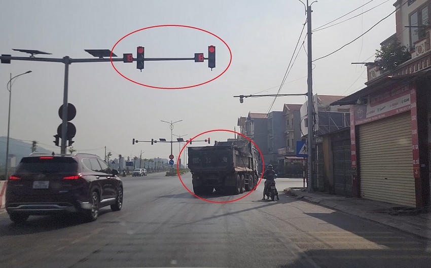 Xe mang nhãn hiệu Howo chở đất từ mỏ của Công ty Minh Hà bất chấp quy định của Luật an toàn giao thông ngang nhiên vượt đèn đỏ.