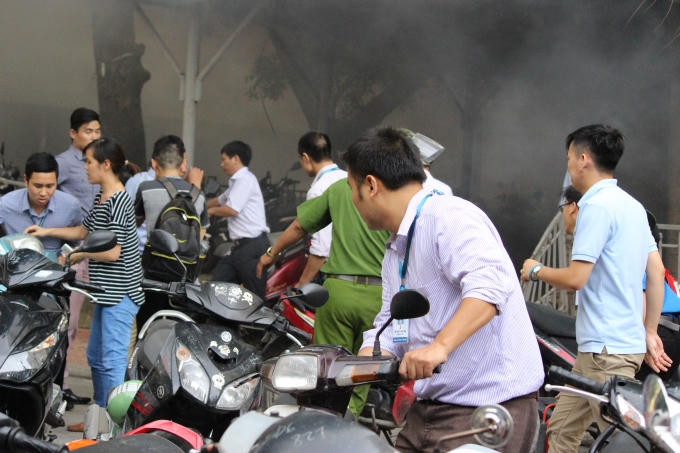 Cháy lớn bên cạnh điểm thi Đại học Quốc gia Hà Nội