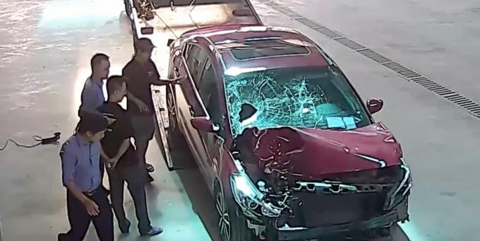 Hình ảnh camera cho thấy Hiếu mang chiếc xe ô tô gây tai nạn đi sửa.