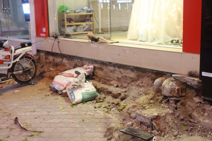 Bậc thèm quá cao so với mặt đường bao tải cũng không thể cứu vãn, gạch vữa chưa được dọn dẹp