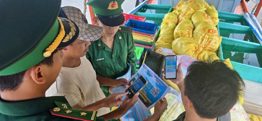 Ngư dân quét mã QR trên tờ rơi điện tử do Đồn Biên phòng Rạch Gốc phát hành, tiếp cận nhanh các quy định pháp luật về thủy sản.