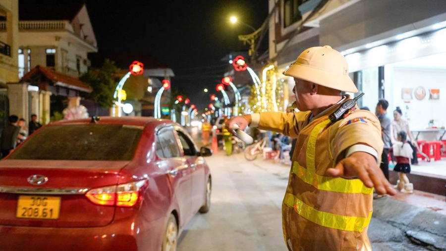 Đội CSGT đường bộ số 8 hướng dẫn giao thông trên tuyến dẫn vào Trung tâm hành hương Thánh Phêrô Lê Tuỳ.