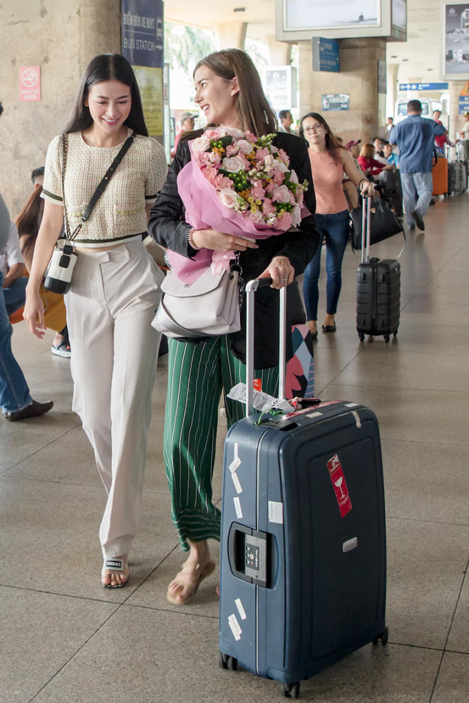 Hoa hậu Phương Kh&aacute;nh đ&oacute;n &Aacute; hậu Tr&aacute;i đất người &Aacute;o sang Việt Nam