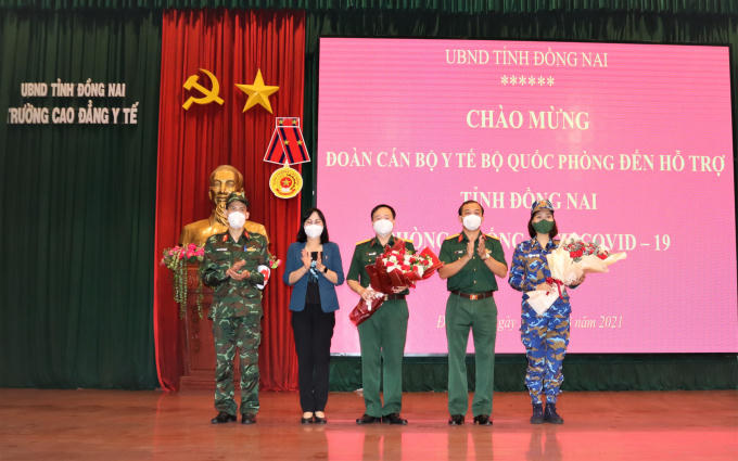 Lãnh đạo tỉnh Đồng Nai tặng hoa chào mừng đoàn cán bộ quân y.