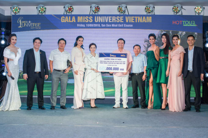 Tổng số tiền đấu giá là 677 triệu.