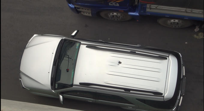 Chiếc ô tô 7 chỗ bị thủng một lỗ trên nóc xe.