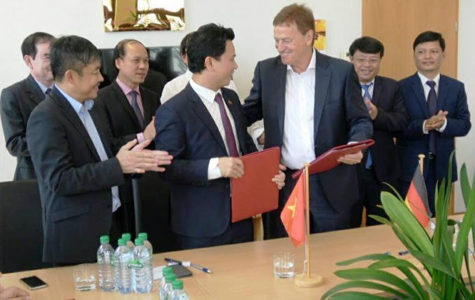 Chủ tịch UBND tỉnh Hà Tĩnh Đặng Quốc Khánh ký kết biên bản ghi nhớ với ông Ruland Arthur - Đại diện các doanh nghiệp của CHLB Đức.