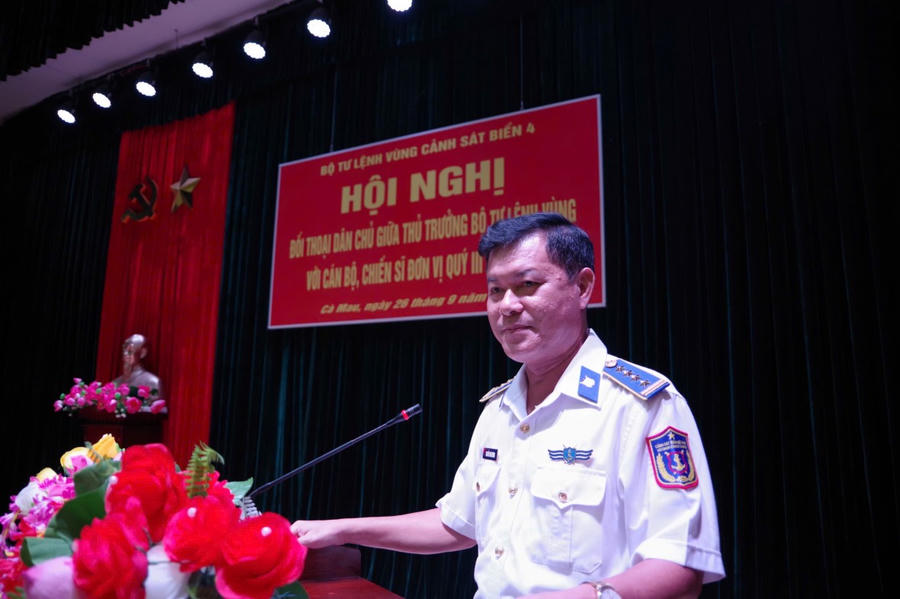 Đồng chí Đại tá Nguyễn Thái Dương - Ủy viên Ban Thường vụ, Phó Chính ủy Bộ Tư lệnh vùng Cảnh sát biển 4 biểu dương những kết quả mà tập thể cán bộ, chiến sĩ Hải đoàn 42 đạt được trong thời gian qua.