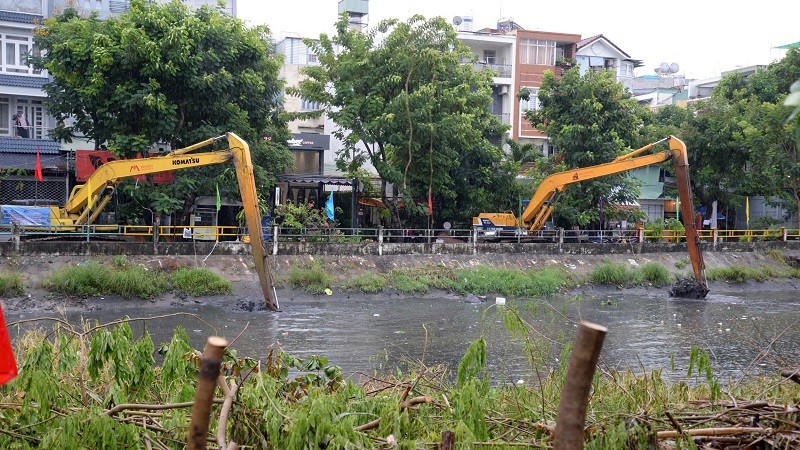 Các nhà thầu thi công nạo vét rạch Xuyên Tâm.