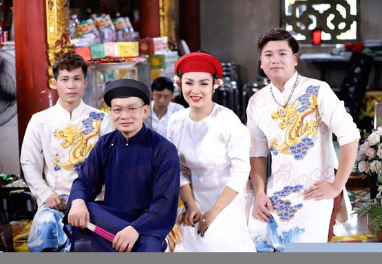 Thầy Huyền Tích, thủ nhang đền thờ Mẫu Thượng Ngàn và Cô Bé Thượng. (thứ 2 từ trái sang). (Ảnh: NVCC)