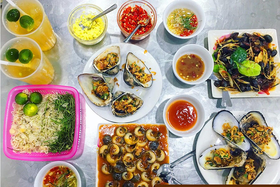 Các quán ốc Hải Phòng thường được mở khi trời sẩm tối.