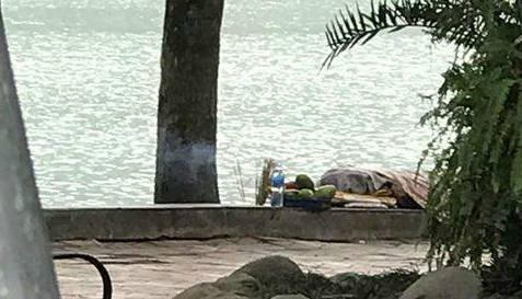 Thi thể nạn nhân được đưa lên bờ.