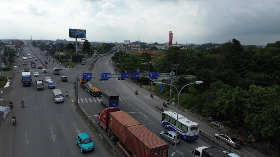 Đèn tín hiệu giao thông 60’, đèn đỏ xe chờ đợi mà chỉ nhường cho vài xe gắn máy.