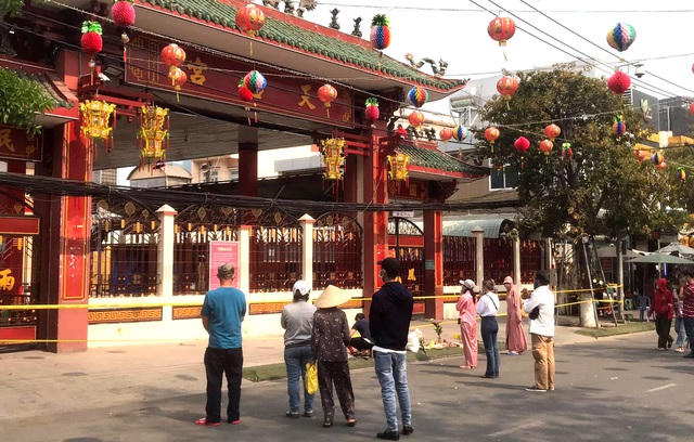 Sáng 26/2 (tức ngày Rằm Tháng Giêng), nhiều người từ các nơi vẫn tìm đến chùa Bà. Do chùa không mở cửa nên người dân đứng trước cổng chùa vái vọng.