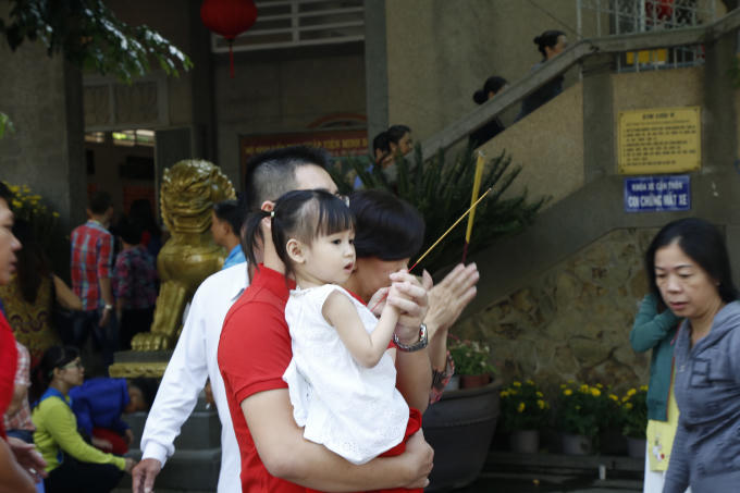 Cha con cùng đi chùa cầu mong điều tốt đẹp trong năm mới.