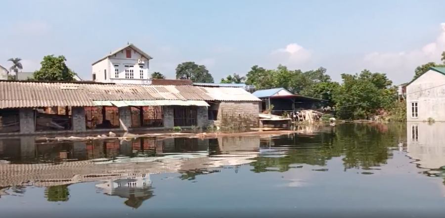 Ngước ngập sâu rất nguy hiểm cho việc di chuyển của người dân.