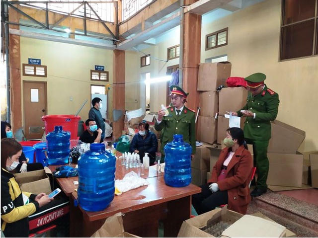 Công an tỉnh Thái Bình phát hiện cơ sở sản xuất nước rửa tay không đúng quy định pháp luật (ảnh: Công an Thái Bình)