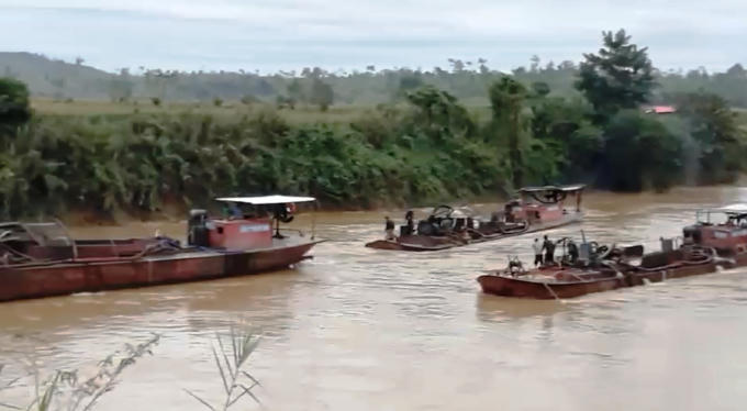 Nhiều ghe tàu hút cát hoạt động trên sông Krông Nô.