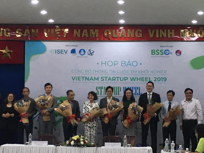 BTC tặng hoa cảm ơn Nhà tài trợ/Nhà đầu tư và các đơn vị đối tác đồng hành cùng cuộc thi.