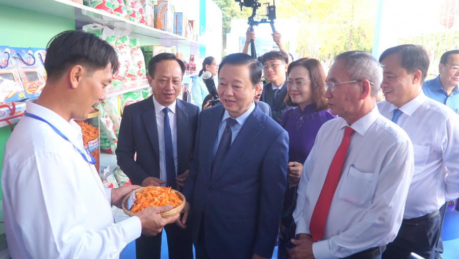 Phó Thủ tướng Chính phủ Trần Hồng Hà cùng lãnh đạo tỉnh Bạc Liêu, tham quan gian hàng trưng bày sản phẩm OCOP của Bạc Liêu.