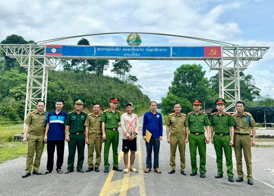 Công an huyện Quế Phong tiếp nhận đối tượng Lương Thị Hiền (X) - Ảnh Công an Quế Phong.