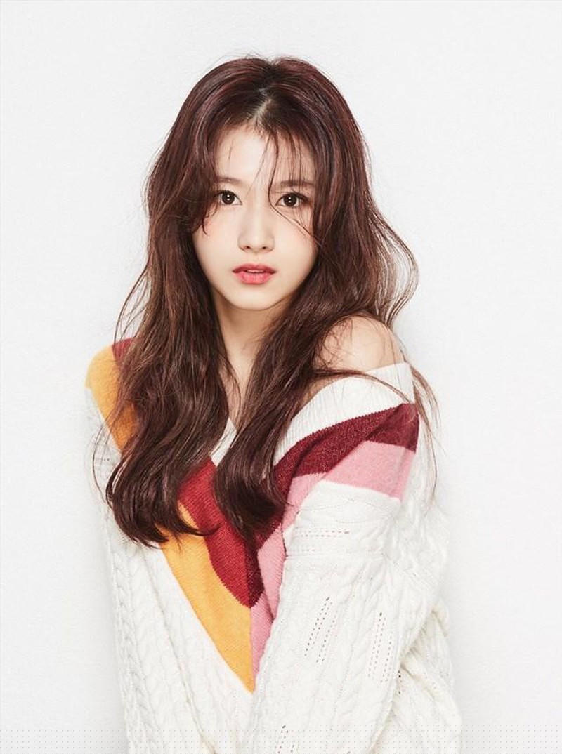 Sana được biết đến là thành viên trong nhóm nhạc nổi tiếng TWICE.