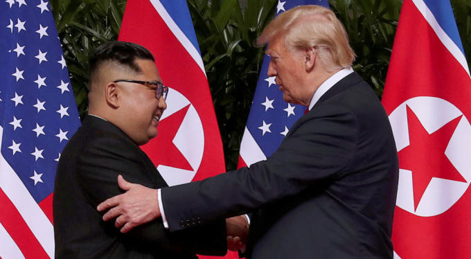 Chủ tịch Triều Tiên Kim Jong-un và Tổng thống Mỹ Donald Trump. Ảnh: AP