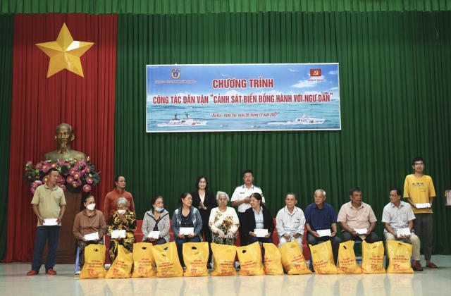 Cảnh sát biển đồng hành với ngư dân huyện Côn Đảo