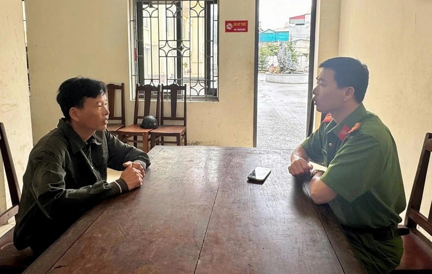 Ông Khuất Văn Sinh làm việc với cơ quan công an. (Ảnh: Công an tỉnh Phú Thọ)