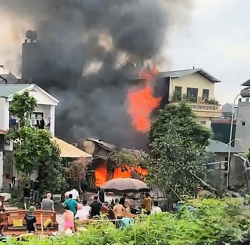 Lực lượng chức năng kịp thời dập tắt đám cháy xưởng gỗ ở xã Phù Đổng.