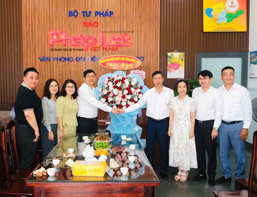 Đại diện Đoàn Đại biểu Quốc hội tỉnh Đồng Nai tặng hoa chúc mừng.