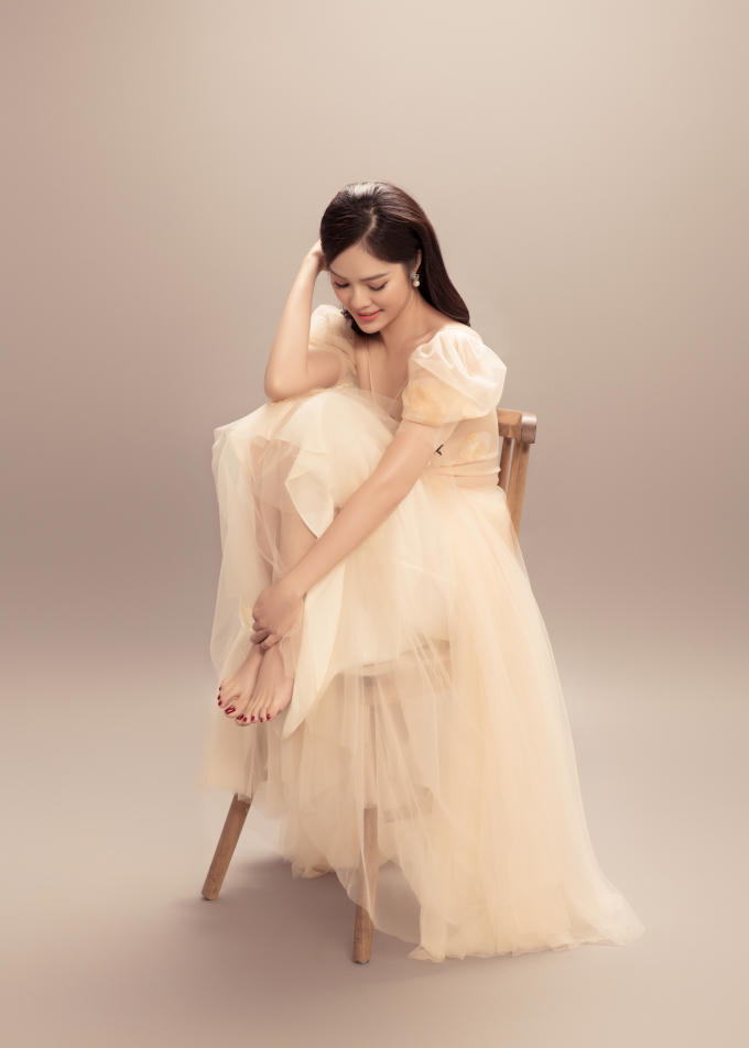 Dương Cẩm Lynh x&uacute;c động khi thể hiện t&acirc;m trạng buồn trong bộ ảnh