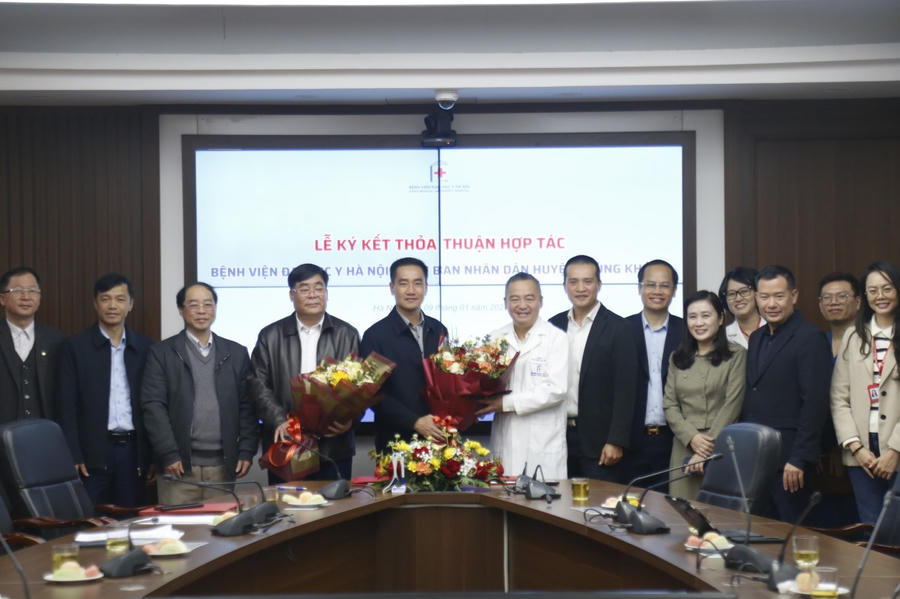 Ông Nguyễn Anh Quế, Bí thư Huyện uỷ Trùng Khánh (thứ 5 từ trái sang) cùng ông Nông Văn Bộ, Chủ tịch UBND huyện Trùng Khánh (thứ tư từ trái sang) tại buổi lễ ký kết (Ảnh: hmuh.vn).