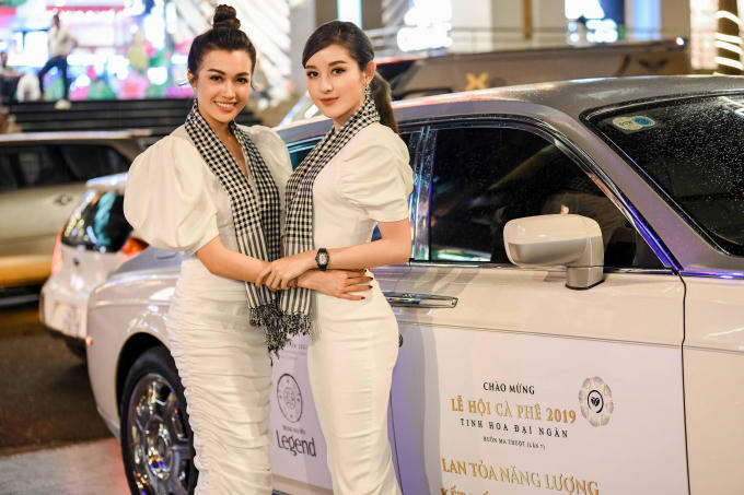 Ba nàng hậu giao lưu, tặng sách tại Lễ hội cà phê Buôn Ma Thuột