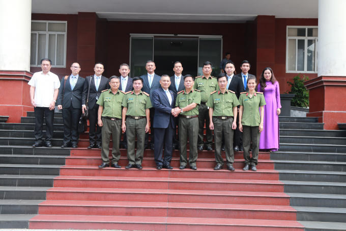 Công an TT Huế và Cảnh sát Hoàng gia Thái Lan  chụp ảnh lưu niệm.