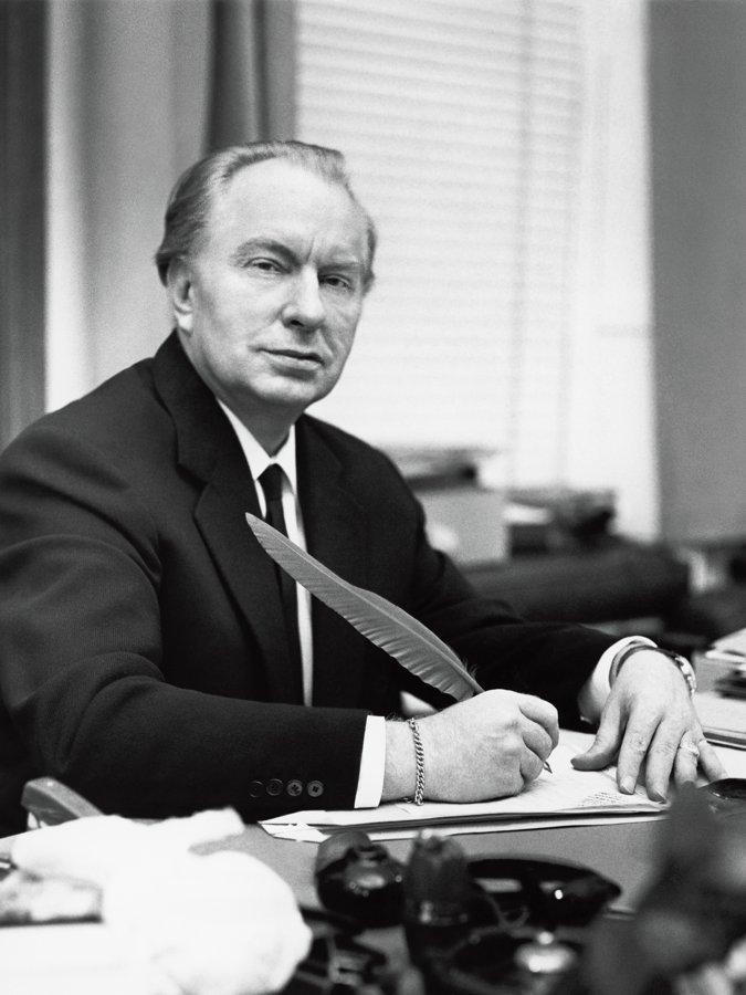 Tác giả người Mỹ L. Ron Hubbard sáng tạo nên Scientology.
