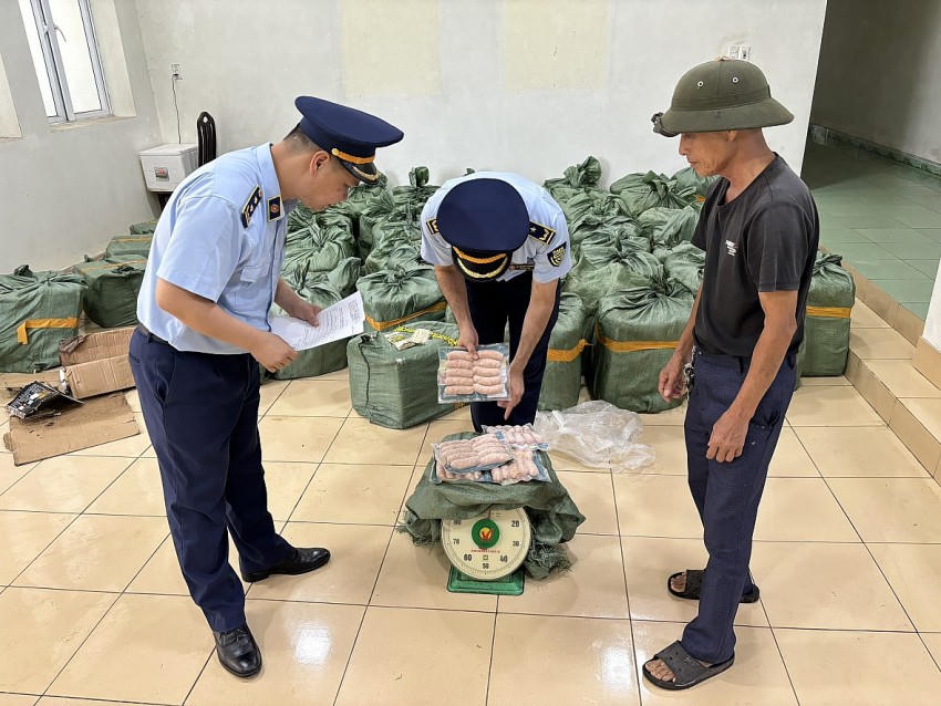 Quảng Ninh: Bắt giữ gần 02 tấn xúc xích không rõ nguồn gốc, xuất xứ