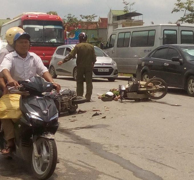 Cơ quan chức năng điều tiết giao thông, bảo vệ hiện trường vụ tai nạn. Ảnh FB Son Nguyen.