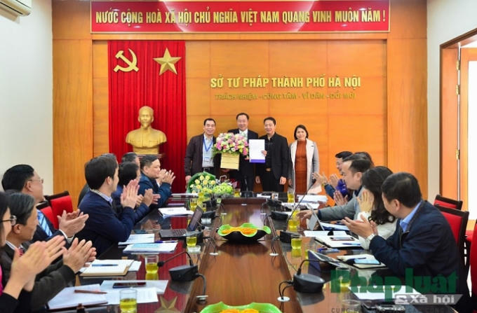 Đại diện các Phòng thuộc Sở và báo Pháp luật &amp; Xã hội tặng hoa chúc mừng đồng chí Nguyễn Xuân Khánh..
