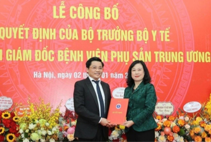 Bộ trưởng Y tế Đào Hồng Lan trao quyết định cho Tân Giám đốc Bệnh viện Phụ sản Trung ương. Ảnh: Trần Minh