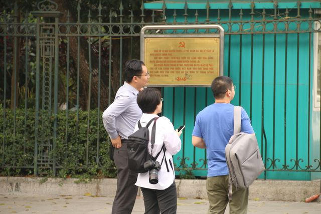 Hết đứng, ngồi, họ đi lại nhìn ngó vào bên trong Nhà khách Chính Phủ nơi được cho là một đoàn công tác liên quan đến Hội nghị thượng đỉnh đang ở.