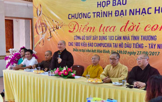Trả lời các câu hỏi của phóng viên