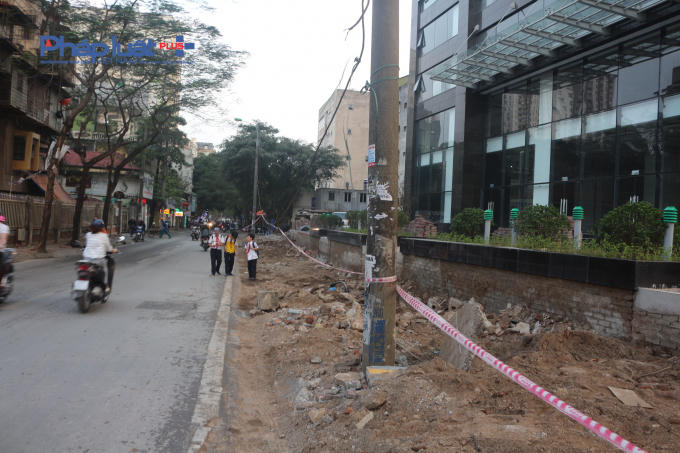 Con đường xung quanh dự án Dự án đầu tư xây dựng lại khu tập thể cũ số 97 - 99 Láng Hạ vẫn chưa được lát lại lối đi