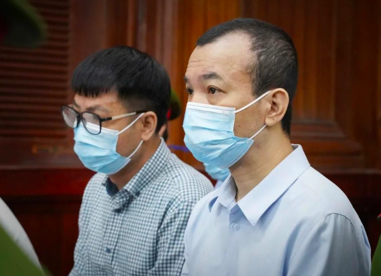 Bị cáo Đồng Xuân Dũng (góc bên phải, tài xế lái xe của Hạnh) bị cáo buộc đã giúp sức cho bị cáo Mai Thị Hồng Hạnh đưa hối lộ 6,7 tỉ đồng cho cựu Vụ trưởng Vụ thị trường trong nước - Bộ Công thương Trần Duy Đông và Phó vụ trưởng Vụ thị trường trong nước Hoàng Anh Tuấn. Ảnh Thuận Văn