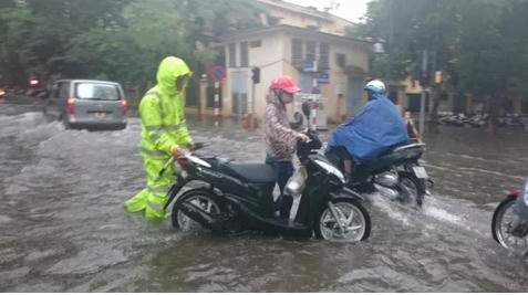 Ngã tư Phan Bội Châu Lý Thường Kiệt, nhiều xe chết máy, lực lượng CSGT hỗ trợ người dân đi qua biển nước.