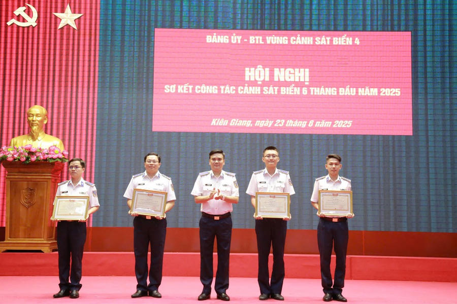 Thiếu tướng Trần Văn Lượng - Tư lệnh Vùng trao tặng Danh hiệu Chiến sĩ thi đua toàn quân cho các cá nhân