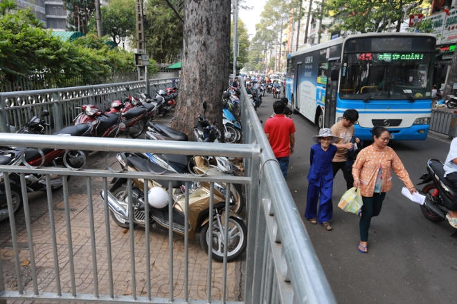 Cả đường Nguyễn Chí Thanh, Thuận Kiều sau khi rào chắn đều được tận dụng làm bãi giữ xe. Nhiều người ngại vượt qua vòng zích zắc nên đi dưới lòng đường. "Tôi đi dưới lòng đường có nguy hiểm nhưng nhanh hơn nhiều. Đi trong vỉa hè như vượt chướng ngại vật vậy", anh Nguyễn Văn Long giải thích.