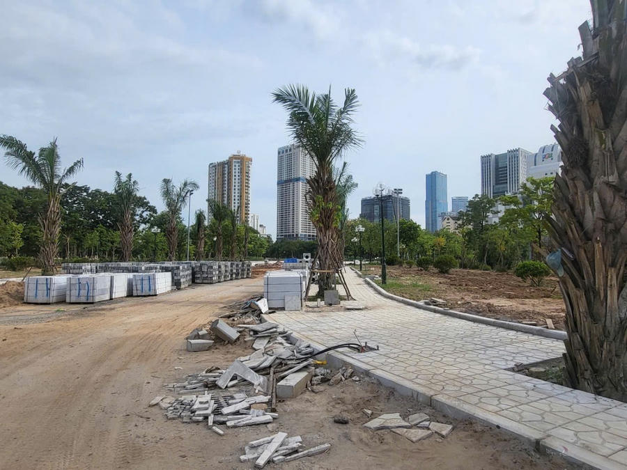 Lối đi lát gạch mới, hệ thống đèn trang trí hai bên đường đang được lắp đặt.