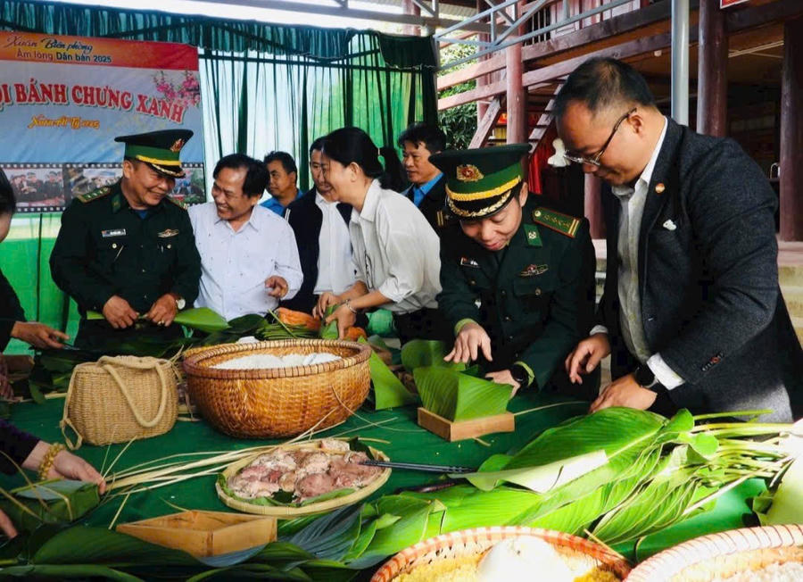 Cán bộ, chiến sỹ Bộ đội biên phòng và các đơn vị đồng hành tham gia Ngày hội bánh chưng xanh để tặng nhân dân khu vực biên giới đón Tết Át Tỵ 2025. Ảnh: Thanh Nga