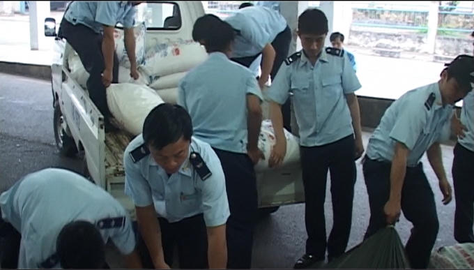 Lực lượng chức năng thu giữ hàng lậu.